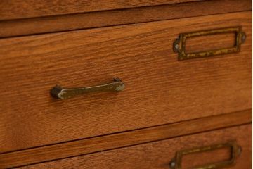 レトロ家具　昭和レトロ　古いナラ材のネームプレート付き6段小引き出し