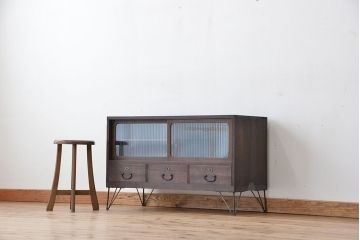 レトロ家具　昭和レトロ　鉄脚付きアンティークローボード(1)(収納棚)