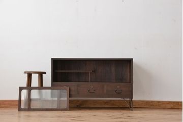 レトロ家具　昭和レトロ　鉄脚付きアンティークローボード(1)(収納棚)