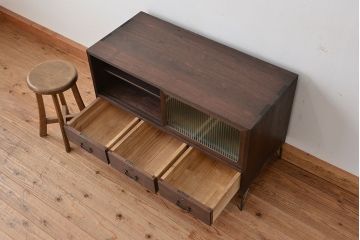 レトロ家具　昭和レトロ　鉄脚付きアンティークローボード(1)(収納棚)