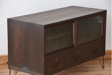 レトロ家具　昭和レトロ　鉄脚付きアンティークローボード(1)(収納棚)