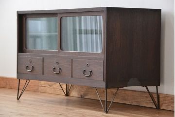 レトロ家具　昭和レトロ　鉄脚付きアンティークローボード(1)(収納棚)