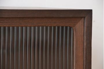 レトロ家具　昭和レトロ　鉄脚付きアンティークローボード(1)(収納棚)