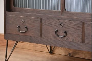 レトロ家具　昭和レトロ　鉄脚付きアンティークローボード(1)(収納棚)