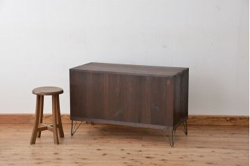 レトロ家具　昭和レトロ　鉄脚付きアンティークローボード(1)(収納棚)
