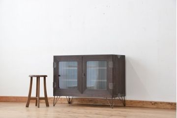 アンティーク家具　アンティーク　古い木の鉄脚付きモールガラス観音開き収納棚(ローボード)
