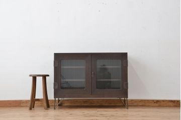 アンティーク家具　アンティーク　古い木の鉄脚付きモールガラス観音開き収納棚(ローボード)