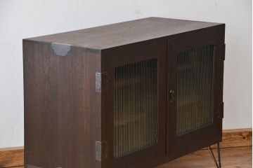 アンティーク家具　アンティーク　古い木の鉄脚付きモールガラス観音開き収納棚(ローボード)