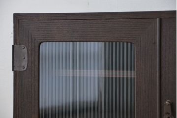 アンティーク家具　アンティーク　古い木の鉄脚付きモールガラス観音開き収納棚(ローボード)