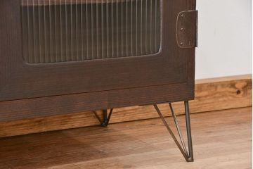 アンティーク家具　アンティーク　古い木の鉄脚付きモールガラス観音開き収納棚(ローボード)