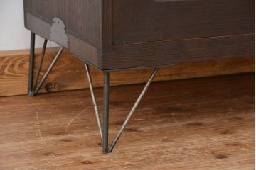 アンティーク家具　アンティーク　古い木の鉄脚付きモールガラス観音開き収納棚(ローボード)