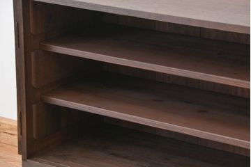 アンティーク家具　アンティーク　古い木の鉄脚付きモールガラス観音開き収納棚(ローボード)
