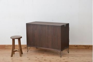 アンティーク家具　アンティーク　古い木の鉄脚付きモールガラス観音開き収納棚(ローボード)