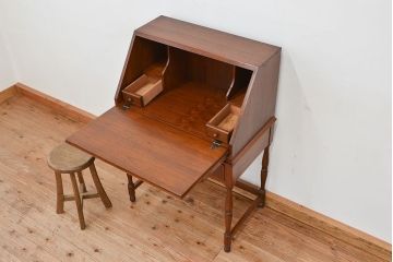 ヴィンテージ家具　北欧ビンテージ　小振りでかわいいライティングビューロー(ライティングデスク)