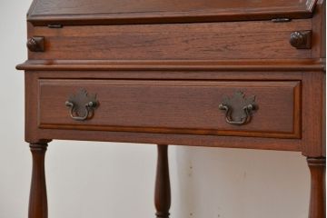 ヴィンテージ家具　北欧ビンテージ　小振りでかわいいライティングビューロー(ライティングデスク)