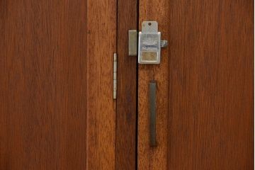 レトロ家具　昭和レトロ　1960年代シンプルなアンティーク三連ロッカー(2)