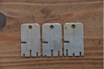 レトロ家具　昭和レトロ　1960年代シンプルなアンティーク三連ロッカー(2)
