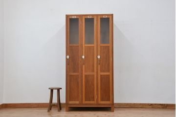 レトロ家具　昭和レトロ　1960年代シンプルな脚付きアンティーク三連ロッカー