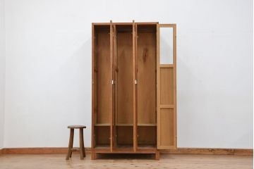 レトロ家具　昭和レトロ　1960年代シンプルな脚付きアンティーク三連ロッカー