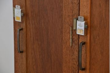 レトロ家具　昭和レトロ　1960年代シンプルな脚付きアンティーク三連ロッカー