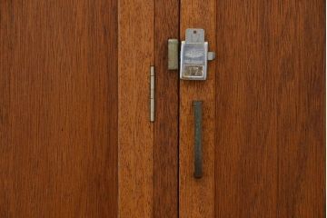 レトロ家具　昭和レトロ　1960年代シンプルな脚付きアンティーク三連ロッカー