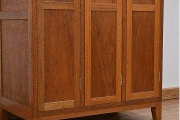 レトロ家具　昭和レトロ　1960年代シンプルな脚付きアンティーク三連ロッカー