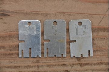 レトロ家具　昭和レトロ　1960年代シンプルな脚付きアンティーク三連ロッカー