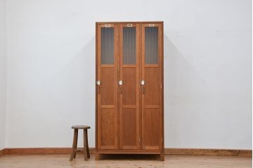 レトロ家具　昭和レトロ　1960年代シンプルな脚付きアンティーク三連ロッカー(2)