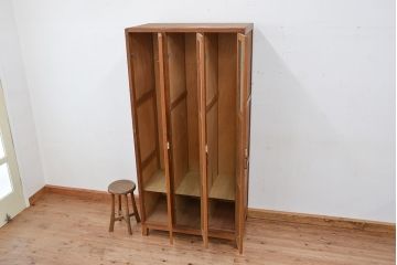 レトロ家具　昭和レトロ　1960年代シンプルな脚付きアンティーク三連ロッカー(2)