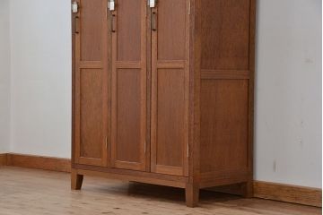 レトロ家具　昭和レトロ　1960年代シンプルな脚付きアンティーク三連ロッカー(2)