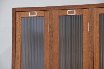 レトロ家具　昭和レトロ　1960年代シンプルな脚付きアンティーク三連ロッカー(2)