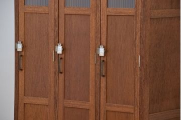 レトロ家具　昭和レトロ　1960年代シンプルな脚付きアンティーク三連ロッカー(2)