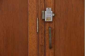 レトロ家具　昭和レトロ　1960年代シンプルな脚付きアンティーク三連ロッカー(2)