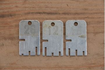 レトロ家具　昭和レトロ　1960年代シンプルな脚付きアンティーク三連ロッカー(2)