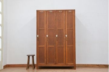 レトロ家具　昭和レトロ　1960年代シンプルな脚付きアンティーク四連ロッカー