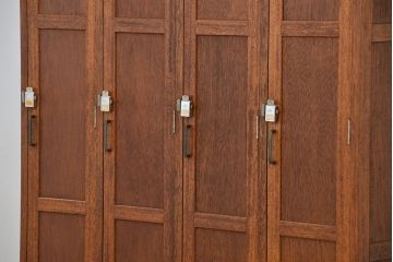 レトロ家具　昭和レトロ　1960年代シンプルな脚付きアンティーク四連ロッカー