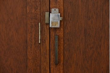 レトロ家具　昭和レトロ　1960年代シンプルな脚付きアンティーク四連ロッカー