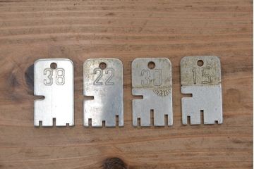 レトロ家具　昭和レトロ　1960年代シンプルな脚付きアンティーク四連ロッカー