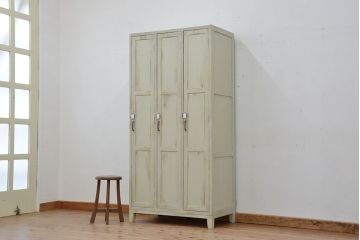レトロ家具　昭和レトロ　ペンキの剥げた三連脚付きロッカー