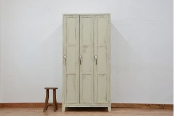 レトロ家具　昭和レトロ　ペンキの剥げた三連脚付きロッカー