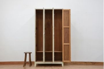 レトロ家具　昭和レトロ　ペンキの剥げた三連脚付きロッカー