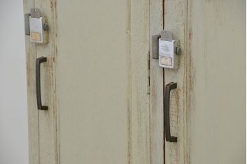 レトロ家具　昭和レトロ　ペンキの剥げた三連脚付きロッカー