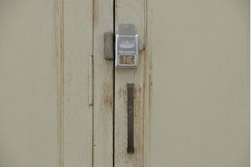 レトロ家具　昭和レトロ　ペンキの剥げた三連脚付きロッカー