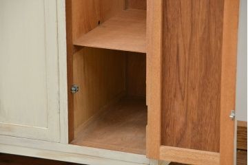 レトロ家具　昭和レトロ　ペンキの剥げた三連脚付きロッカー