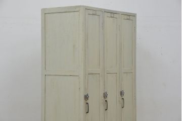 レトロ家具　昭和レトロ　ペンキの剥げた三連脚付きロッカー?