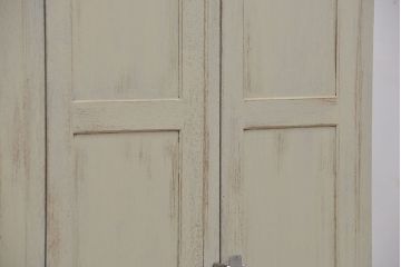 レトロ家具　昭和レトロ　ペンキの剥げた三連脚付きロッカー?