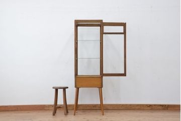 レトロ家具　昭和レトロ　古いナラ材の脚付き縦型ガラスケース(ショーケース)