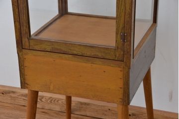 レトロ家具　昭和レトロ　古いナラ材の脚付き縦型ガラスケース(ショーケース)