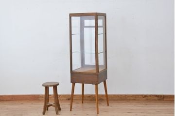 レトロ家具　昭和レトロ　古いナラ材の脚付き縦型ガラスケース(ショーケース)