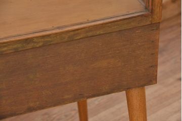 レトロ家具　昭和レトロ　古いナラ材の脚付き縦型ガラスケース(ショーケース)